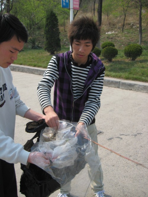 创和谐校园-大学生自强社积极开展校园环保活动