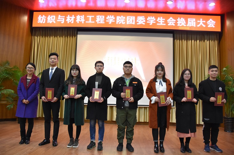 党总支副书记徐丹为优秀团学干部颁发荣誉证书.jpg