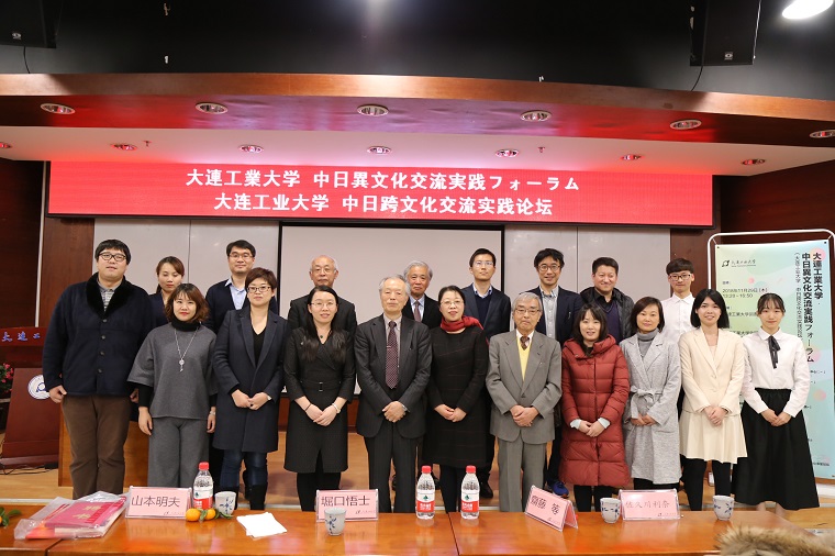 参加论坛的嘉宾与师生合影.jpg