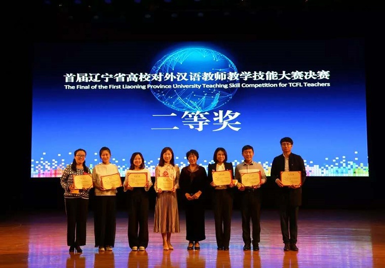 张萌（右一）获得网络人气奖.jpg