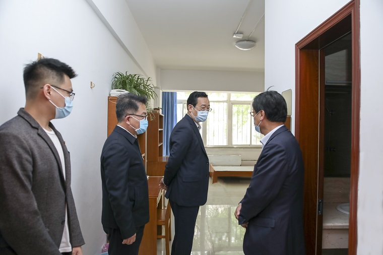 8.副省长王明玉实地查看我校隔离病房.jpg