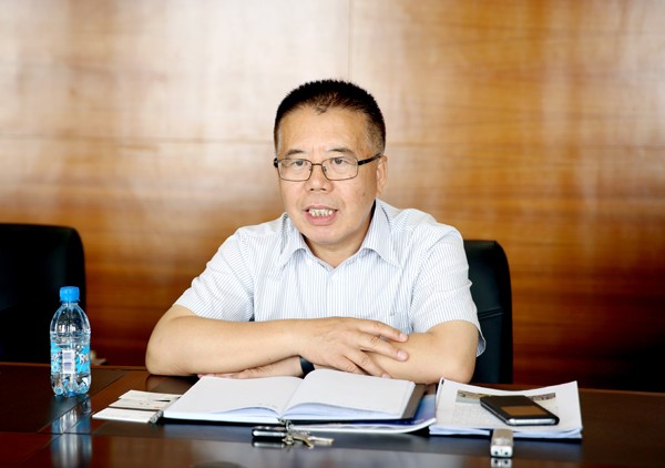 海城市西柳镇党委书记霍健,镇长李庆权一行来我校调研