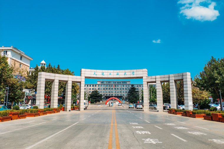 1715309540857183.jpg 大连工业大学正门
