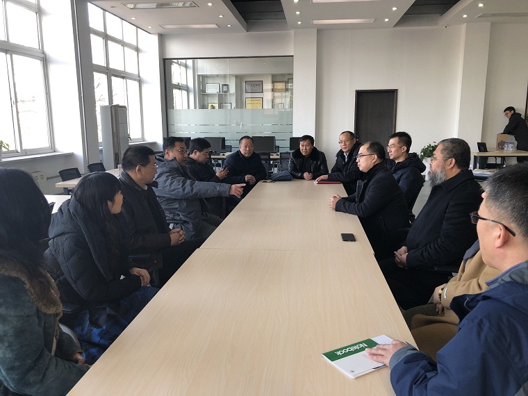 在服装学院座谈时,艺术设计学院院长曹福存提出"乡村振兴"设计扶贫